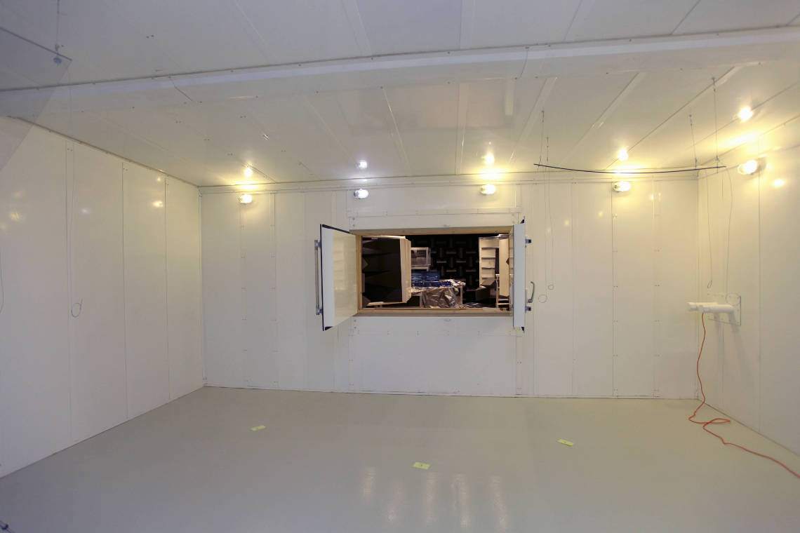 Rooms with hard surfaces and opening in the wall